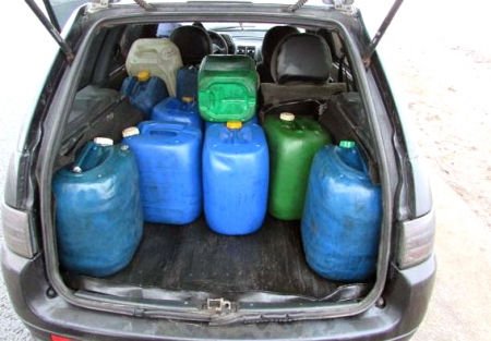 Правоохранители задержали кременчужанина, который сливал соляру с фуры Правоохранители задержали кременчужанина, который сливал соляру с фуры