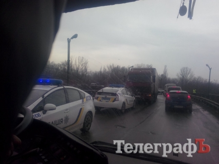 На Крюковском мосту пробка - у фуры лопнуло колесо