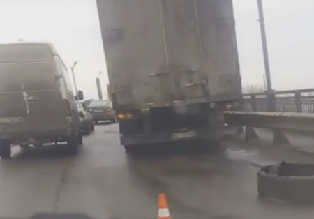 Фуру с Крюковского моста стянули пожарные