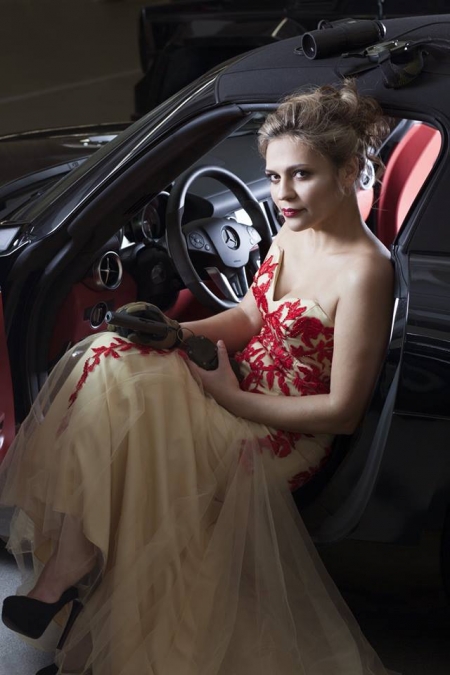 «Если бы не война»: украинские женщины-военнослужащие надели вечерние платья