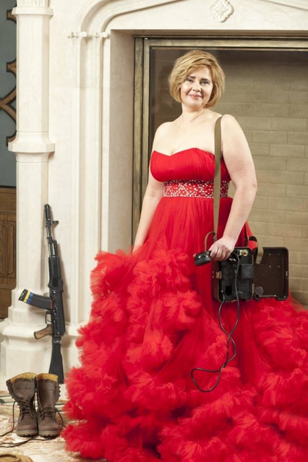 «Если бы не война»: украинские женщины-военнослужащие надели вечерние платья