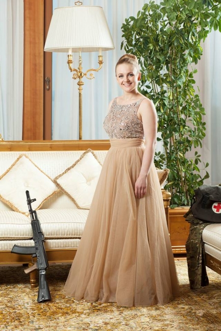 «Если бы не война»: украинские женщины-военнослужащие надели вечерние платья