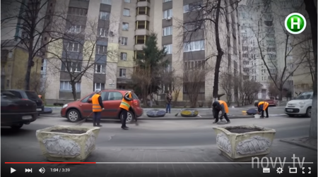 Коммунальщики к приезду высоких гостей за полтора часа покрасили бордюры