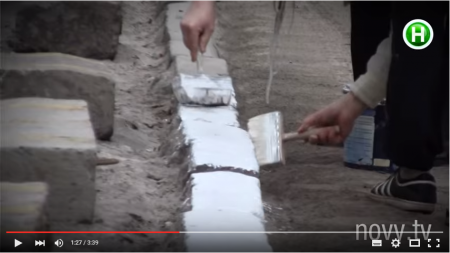 Коммунальщики к приезду высоких гостей за полтора часа покрасили бордюры