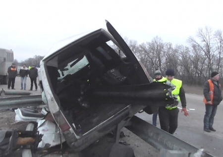 На Полтавщине автомобиль «насадился» на колесоотбойник: трое погибли, четверо в больнице