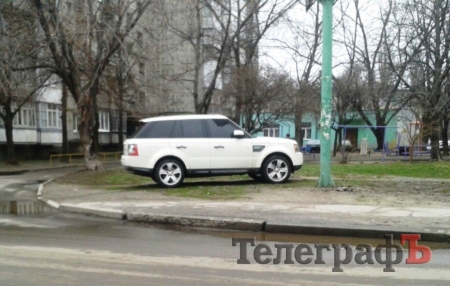 VIP-парковка на газоне. Кременчугская травка притягивает…