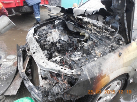 В Комсомольске загорелся Opel – водитель пытался тушить и получил ожоги 