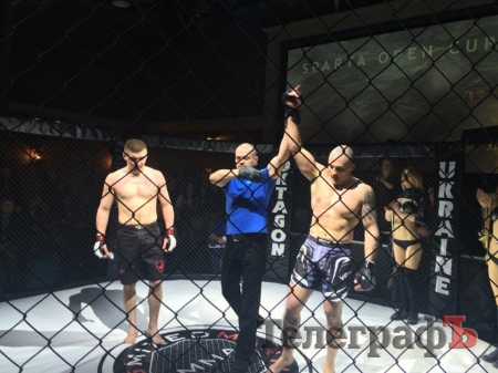 Технические нокауты, вывих ноги и кровь на полу «октагона»*