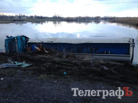 На Полтавщине бензовоз упал в реку