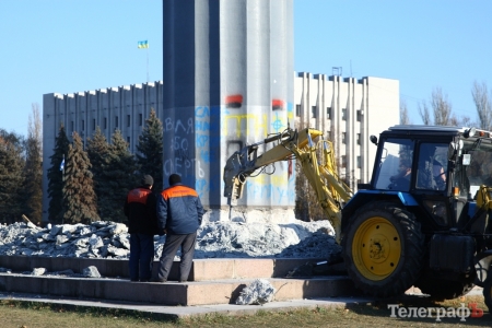 Ещё одна петиция: кременчужане просят мэра разобраться со "стаканом" на площади