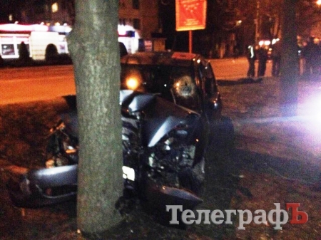 ДТП на Халаменюка: водителю стало плохо, и он врезался в дерево ДТП на Халаменюка: водителю стало плохо, и он врезался в дерево