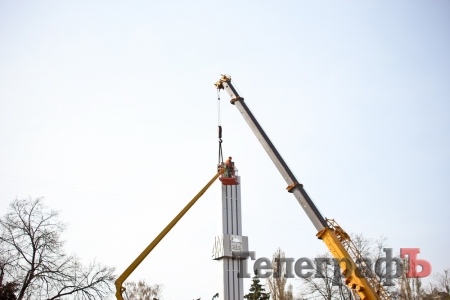 В Кременчуге демонтировали серп и молот на площади Независимости
