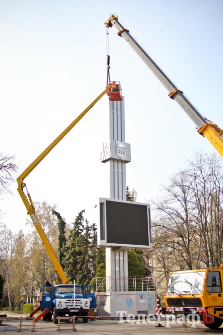 В Кременчуге демонтировали серп и молот на площади Независимости