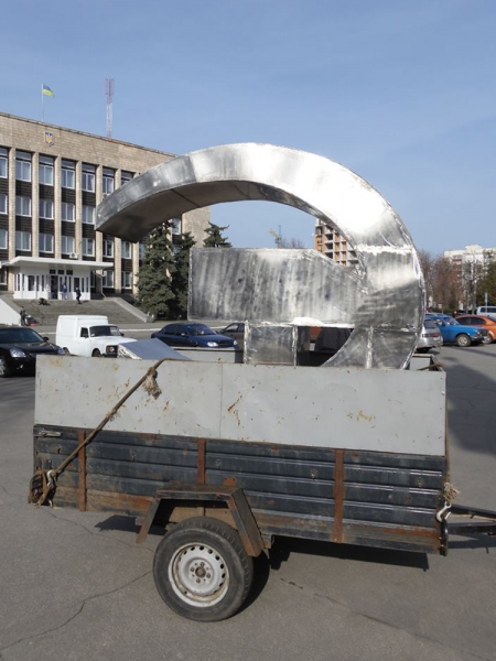 В Кременчуге демонтировали серп и молот на площади Независимости