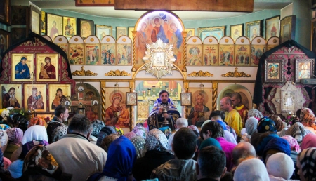 В православных храмах Кременчуга молились о «благой вести» и выпускали птиц