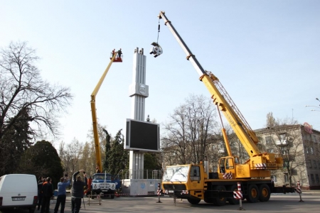 В Кременчуге демонтировали серп и молот на площади Независимости