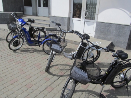 Кременчуцькі соціальні працівники тепер доставлятимуть ліки на електровелосипеді Кременчуцькі соціальні працівники тепер доставлятимуть ліки на електровелосипеді