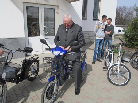 Кременчуцькі соціальні працівники тепер доставлятимуть ліки на електровелосипеді