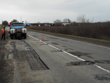 Начался ямочный ремонт трассы общего назначения М-22 Полтава-Александрия Начался ямочный ремонт трассы общего назначения М-22 Полтава-Александрия