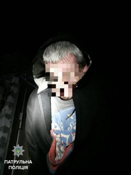 На кременчугских патрульных из вскрытого гаража набросился вор с отверткой На кременчугских патрульных из вскрытого гаража набросился вор с отверткой