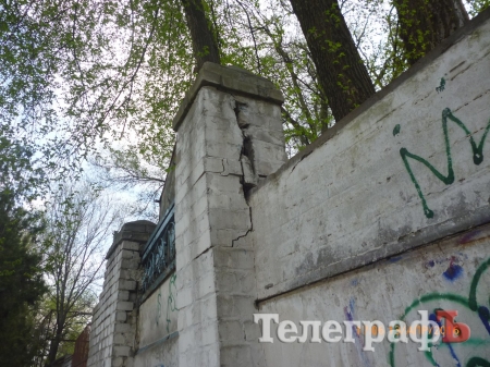 Об аварийном заборе, возле которого ходят мамочки с колясками