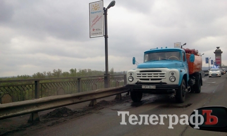 На мосту в Кременчуге - пробка