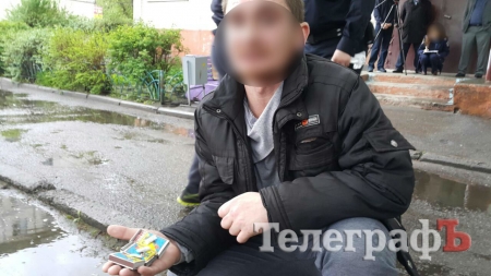 В Кременчуге наркоторговец распространял метадон и «ширку» через клумбы и детские песочницы