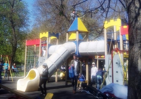 На детской площадке в Приднепровском парке мальчик сломал руку