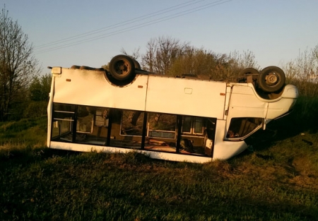 На Полтавщине "Рута" слетела в кювет и легла на крышу