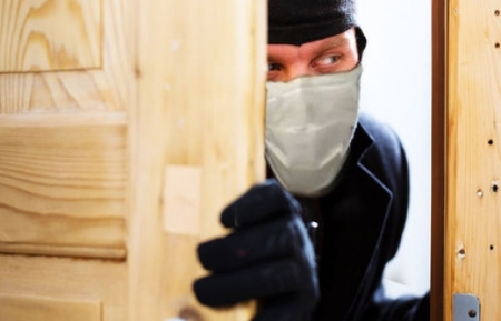 На Полтавщине преступники в медицинских масках проникли в дом и напали на двух женщин На Полтавщине преступники в медицинских масках проникли в дом и напали на двух женщин