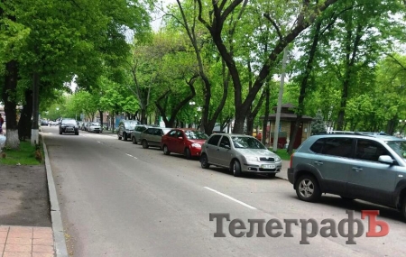 В Кременчуге полиция перевоспитала водителей, паркующихся у сквера Бабаева