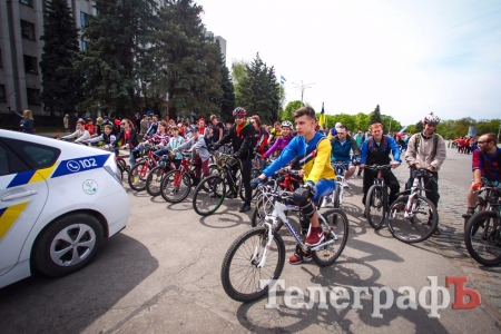 Благотворительный велопробег и огромное сердце в Кременчуге