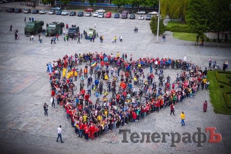 Благотворительный велопробег и огромное сердце в Кременчуге