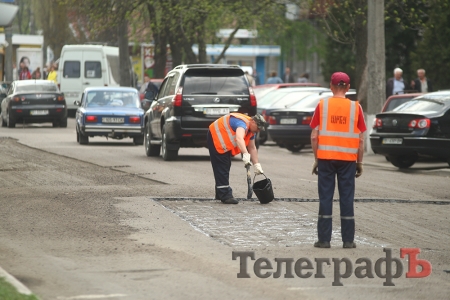 Малецкий просит всех водителей сообщать о ямах на дороге