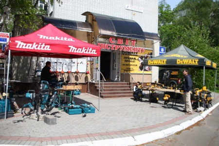 В магазине "Мир инструмента" состоялась  демонстрация новинок электроинструментов DeWalt и Makita