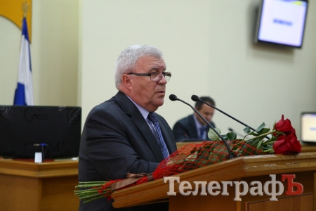 Мэр Кременчуга Виталий Малецкий вручил грамоту депутату пяти созывов Геннадию Леготкину Мэр Кременчуга Виталий Малецкий вручил грамоту депутату пяти созывов Геннадию Леготкину