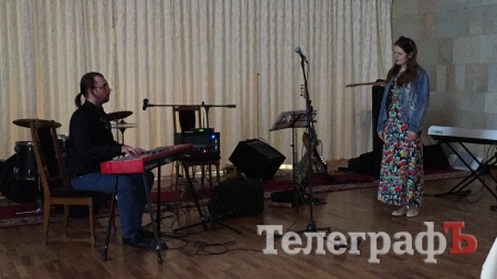 Пианист Алексей Боголюбов рисовал джазовые портреты кременчужанок