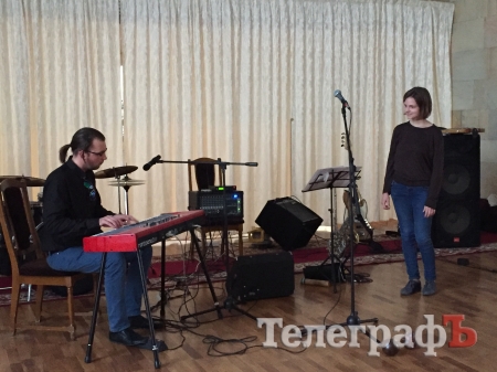 Пианист Алексей Боголюбов рисовал джазовые портреты кременчужанок