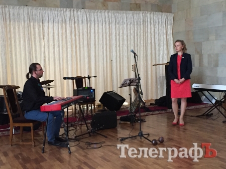 Пианист Алексей Боголюбов рисовал джазовые портреты кременчужанок