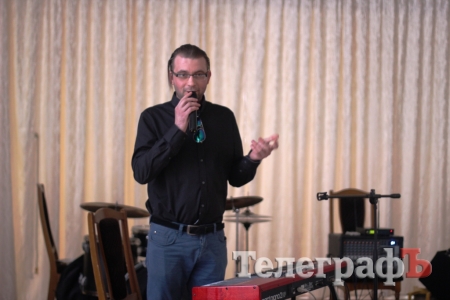 Пианист Алексей Боголюбов рисовал джазовые портреты кременчужанок