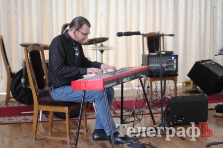 Пианист Алексей Боголюбов рисовал джазовые портреты кременчужанок