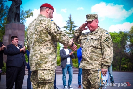 Кременчуцьких бійців нагородили відзнаками та бойовими тризубами
