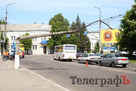 В Кременчуге пополам сломался столб, и упали провода