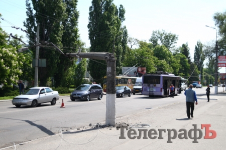В Кременчуге пополам сломался столб, и упали провода