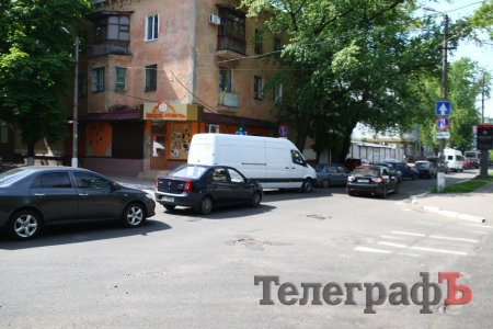 В Кременчуге пополам сломался столб, и упали провода