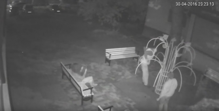 "Мама, я на Ютубе": В Кременчуге вандалы-висюны испортили декоративный фонтанчик