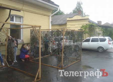 Кременчужани під дощем плели захист військовим