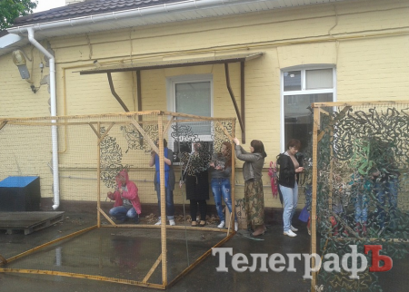 Кременчужани під дощем плели захист військовим