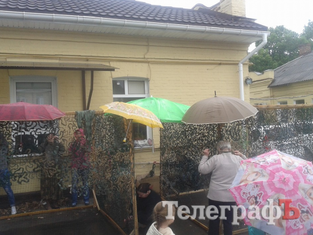 Кременчужани під дощем плели захист військовим