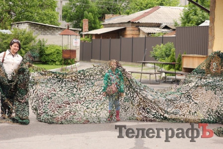 Кременчужани під дощем плели захист військовим